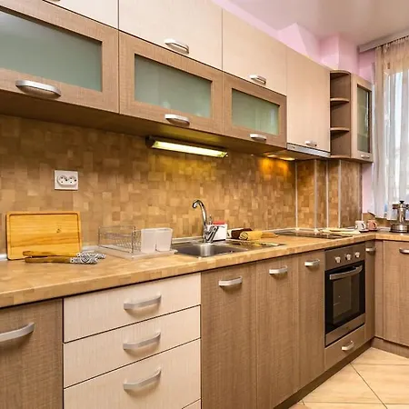 Spacious By Stefanie / Close To Mu Апартамент